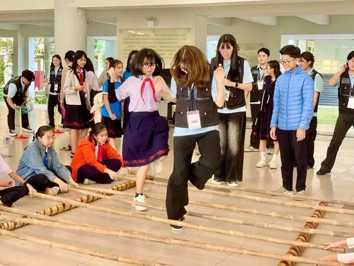 Học sinh Hàn Quốc kết nghĩa về Việt Nam giao lưu với Trường THCS Nguyễn Tri Phương.