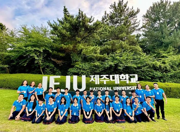 Học sinh nhà trường đi nước ngoài giao lưu tại Trường Đại học Quốc gia Jeju - Hàn Quốc.