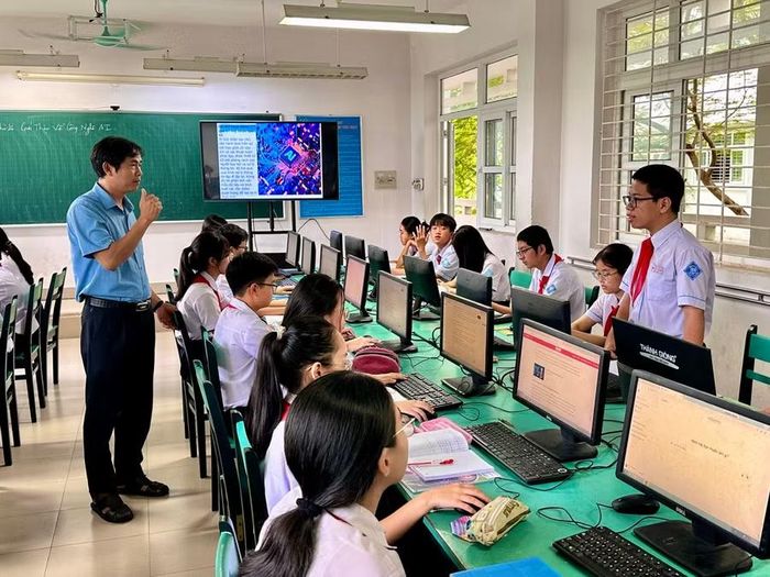 Câu lạc bộ AI tại Trường THCS Nguyễn Tri Phương. Giáo viên truyền thụ kiến thức và học sinh tranh luận, phản biện và tạo ra sản phẩm.