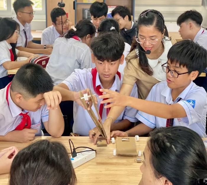 Vai trò của giáo viên được thể hiện nhiều mặt trong các giờ học STEM/STEAM.
