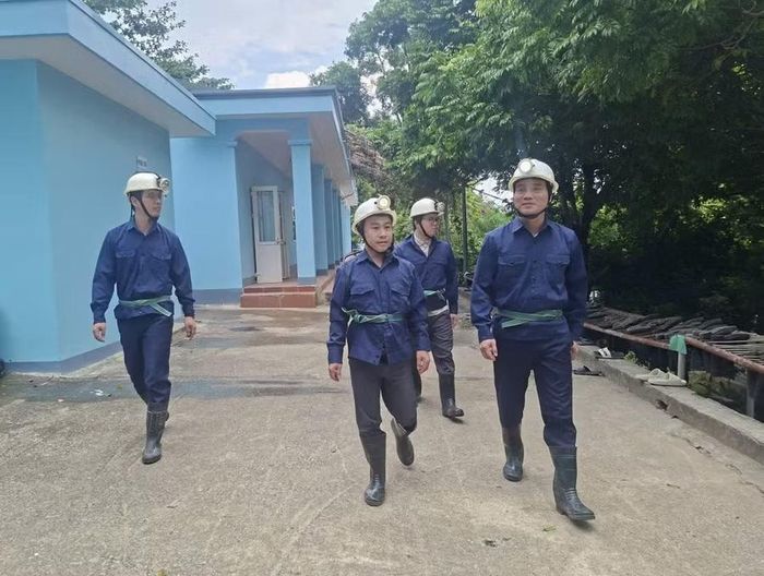 Thạc sĩ Nguyễn Huy Trường - Phó Hiệu trưởng nhà trường (bên phải ngoài cùng) kiểm tra công tác đào tạo tại phân hiệu Hoành Bồ.