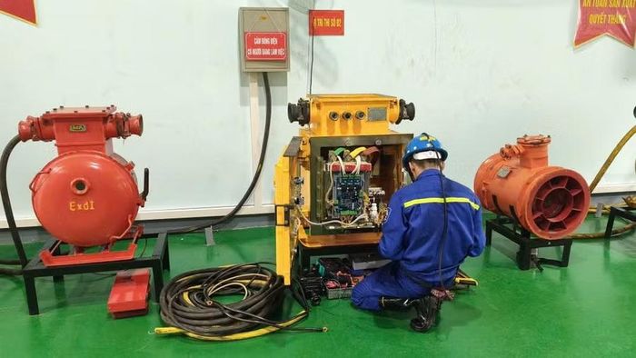 Học viên học thực hành tại Trường Cao đẳng Than - Khoáng sản Việt Nam.
