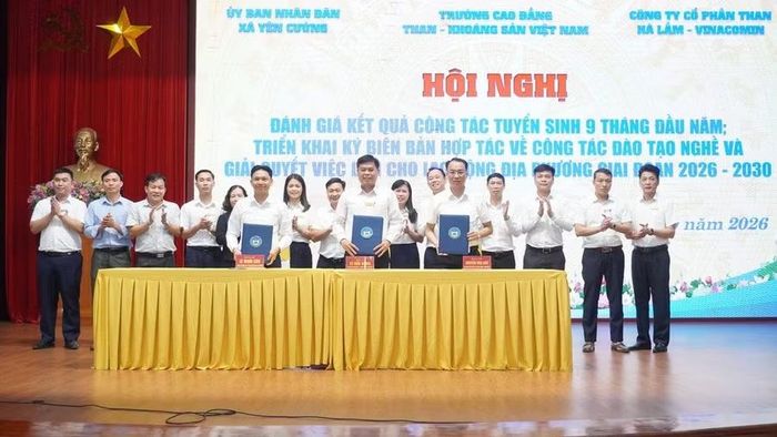 Lễ ký kết hợp tác tuyển dụng, đào tạo lao động của Trường Cao đẳng Than - Khoáng sản Việt Nam, Công ty cổ phần Than Hà Lầm với UBND xã Yên Cường.
