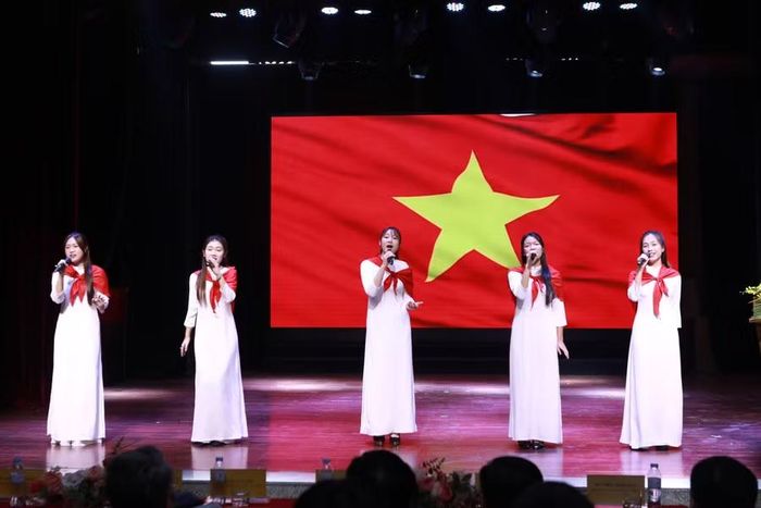 Văn nghệ chào mừng.