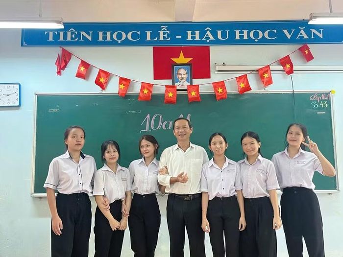 Thầy Văn Công Vương cùng học sinh. Ảnh: NVCC.
