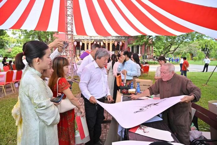 Nhiều bức thư pháp đẹp mắt giới thiệu đến du khách chiêm ngưỡng.