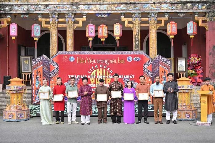 Trao chứng nhận cho các đơn vị, nghệ nhân tham gia.