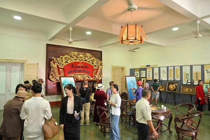 Đông đảo người dân, du khách tham quan các gian triển lãm.