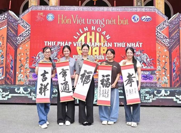 Nhiều thư pháp tặng người tham gia Liên hoan.