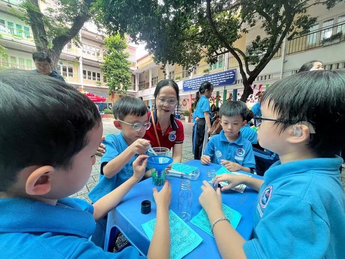 Các em nhỏ hứng thú chơi đồng hồ cát. Ảnh: MD