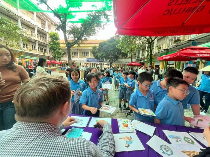 Sân trường rộn ràng với rất nhiều phụ huynh cùng học sinh tham gia các hoạt động. Ảnh: MD