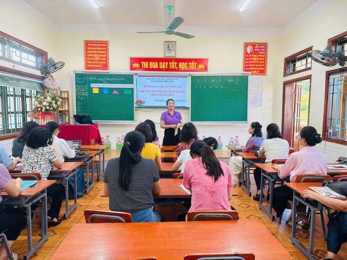 Giáo viên Trường Tiểu học Nghi Xuân sinh hoạt chuyên môn về việc đưa AI vào dạy học.