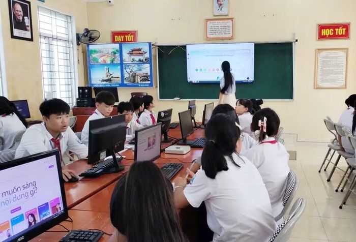 Học sinh thực hành với máy tính trong giờ Tin học trên lớp.