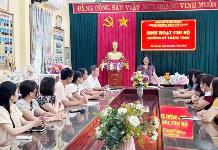 Buổi sinh hoạt Chi bộ tại Trường THCS Hải Quang.