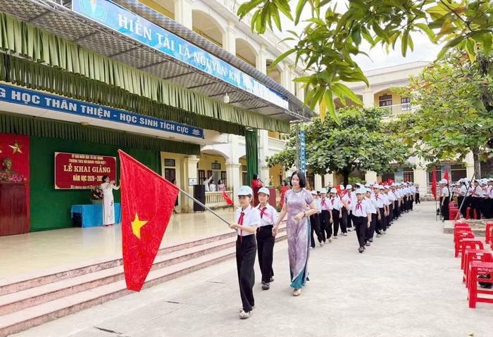 Cô trò Trường THCS Hải Quang, xã Hải Quang, Ninh Bình trong lễ khai giảng năm học mới 2026-2027. Ảnh: NTCC.