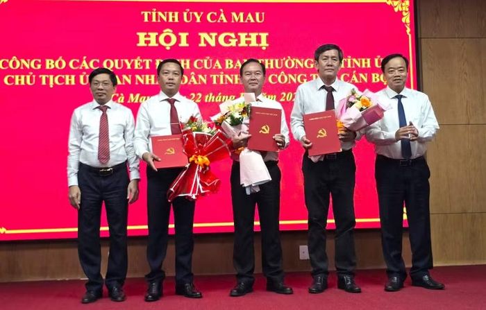 Lãnh đạo tỉnh Cà Mau trao quyết định cho các ông Dư Minh Hùng, Mã Minh Tâm, Đoàn Việt Khoa.