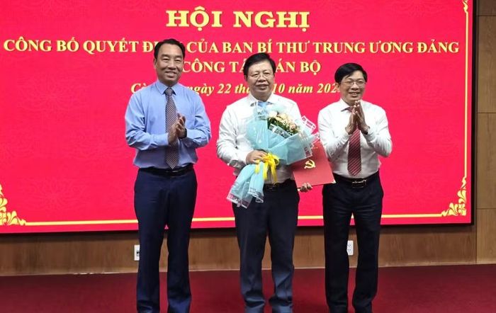 Giám đốc Sở GD&ĐT tỉnh Cà Mau nhận hoa chúc mừng từ lãnh đạo tỉnh Cà Mau.