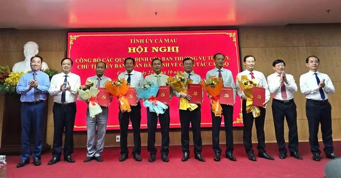 Lãnh đạo tỉnh Cà Mau chúc mừng cán bộ được bổ nhiệm.