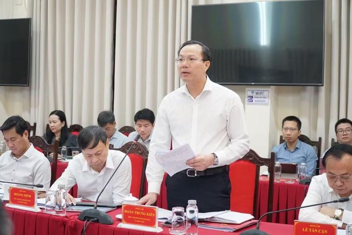 Thứ trưởng Bộ GD&ĐT Đoàn Trung Kiên phát biểu tại buổi làm việc. Ảnh: Hồ Lài