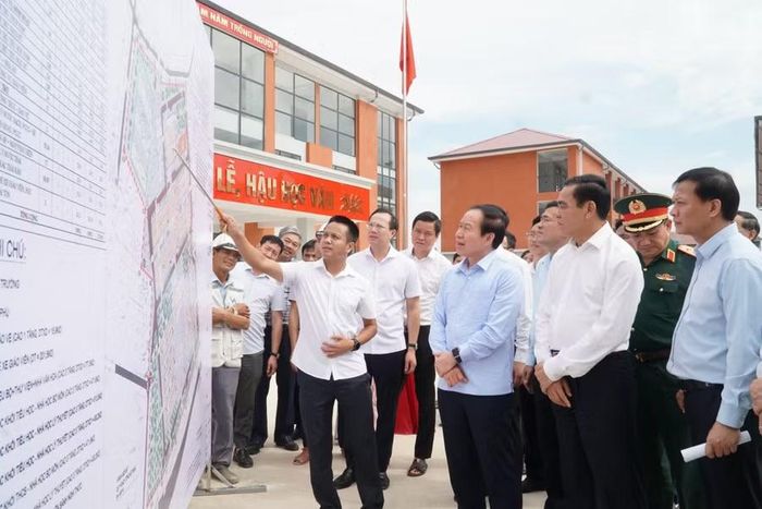 Phó Thủ tướng Lê Tiến Châu nghe báo cáo tiến độ thi công các hạng mục Trường Phổ thông nội trú Tiểu học và Trung học cơ sở Anh Sơn, Nghệ An. Ảnh: Hồ Lài