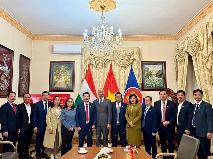 Đoàn công tác UBND tỉnh Tây Ninh làm việc tại Đại sứ quán Việt Nam tại Hungary. 