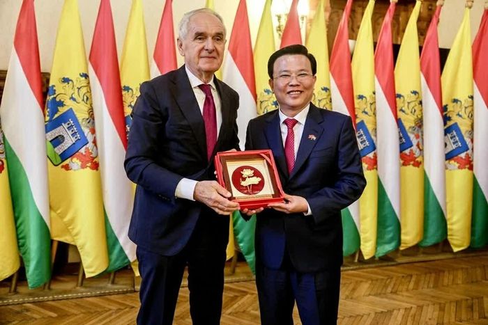 Đồng chí Nguyễn Thanh Hải, Phó Bí thư Tỉnh ủy Tây Ninh tặng quà Thị trưởng thành phố Kaposvár. 