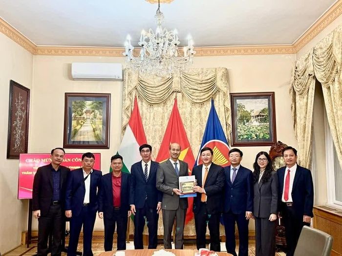 Đoàn công tác UBND tỉnh Thanh Hóa làm việc tại Đại sứ quán Việt Nam tại Hungary. 
