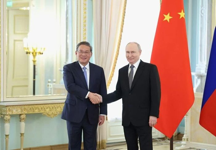 Thủ tướng Trung Quốc Lý Khắc Cường (trái) gặp Tổng thống Nga Vladimir Putin tại St. Petersburg, Nga, ngày 21/10. (Nguồn: Tân Hoa xã)