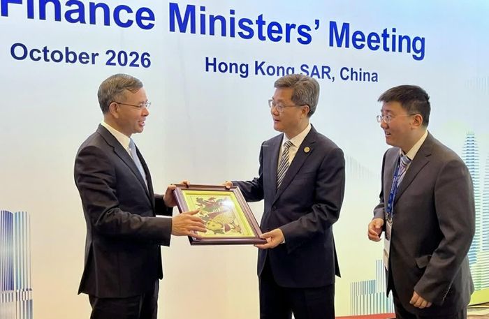 Bộ trưởng Tài chính Ngô Văn Tuấn tặng quà kỷ niệm cho Bộ trưởng Bộ Tài chính Trung Quốc Lan Fo’an.