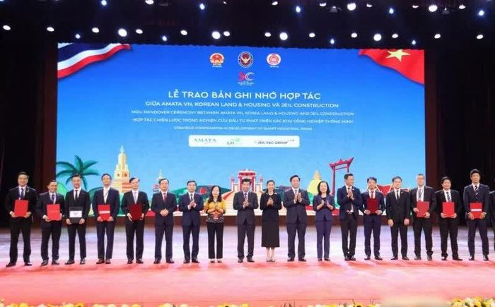 Ký kết, trao các văn kiện hợp tác giữa các doanh nghiệp của Thái Lan với các cơ quan, tổ chức, nhà trường của tỉnh Phú Thọ tại chương trình “Kết nối Thái Lan tại Phú Thọ 2026”. (Ảnh: Thành Long)