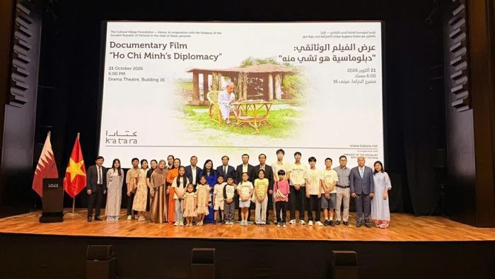 Các đại biểu tham dự sự kiện chụp ảnh chung. (Nguồn: ĐSQ Việt Nam tại Qatar)