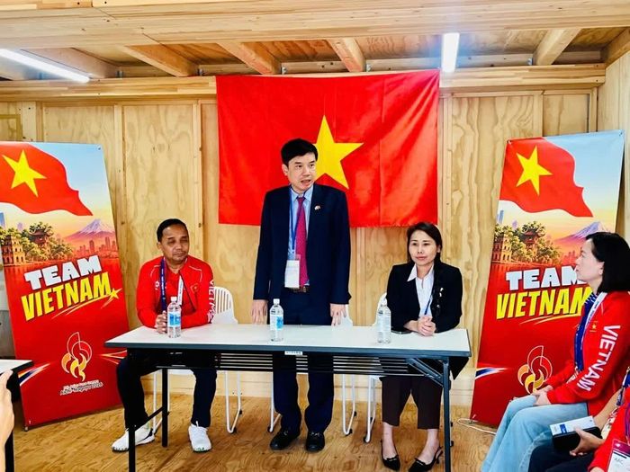 Tổng Lãnh sự Nguyễn Trường Sơn gửi lời thăm hỏi, động viên toàn đoàn; chúc mừng các vận động viên đã xuất sắc giành huy chương, mang vinh quang về cho Tổ quốc. (Nguồn: Tổng Lãnh sự quán Việt Nam tại Osaka)