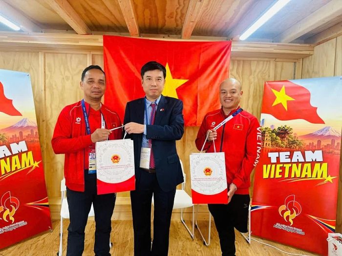 Tổng Lãnh sự Nguyễn Trường Sơn trao quà cho Đoàn thể thao người khuyết tật Việt Nam. (Nguồn: Tổng Lãnh sự quán Việt Nam tại Osaka)