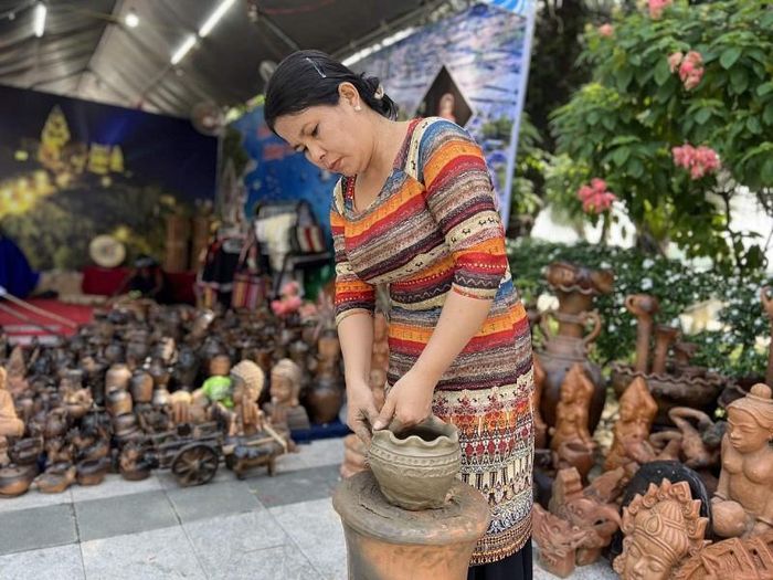 Nghệ nhân trình diễn làm gốm Bàu Trúc. (Ảnh: Ánh Tuyết)