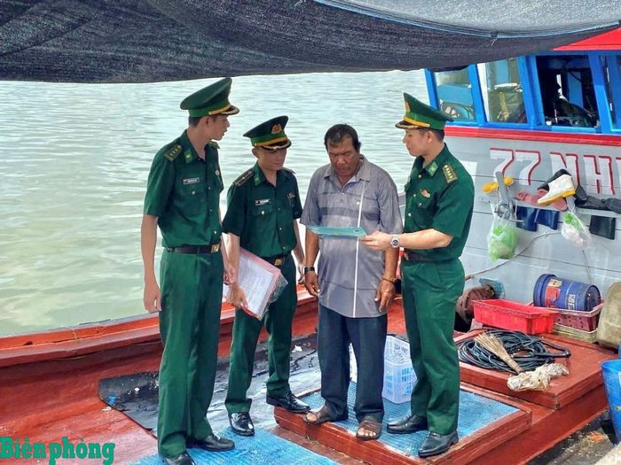 Cán bộ Đồn Biên phòng Tuy Hòa đến từng tàu cá tuyên truyền, phổ biến cho ngư dân về các quy định của pháp luật. Ảnh: Ngũ Tố
