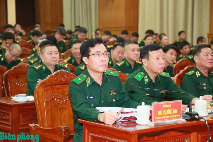Thiếu tướng Vũ Quốc Ân chủ trì điểm cầu Bộ Tư lệnh Bộ đội Biên phòng. Ảnh: Cẩm Linh