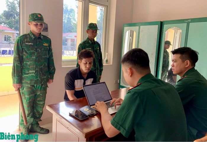 Đồn Biên phòng cửa khẩu Mỹ Quý Tây làm việc với Trần Đoàn Đỉnh Cung tại đồn Biên phòng. Ảnh: Đinh Quân