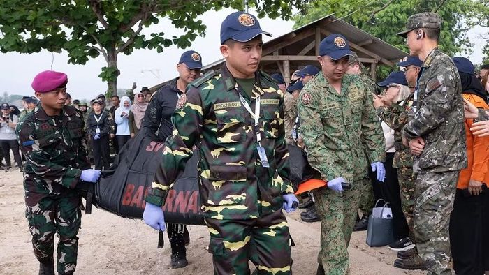 Các nhân viên đến từ nhiều quốc gia khác nhau đang sơ tán một người bị thương giả định trong một phần diễn tập tìm kiếm và cứu nạn. Ảnh: Defence Pioneer