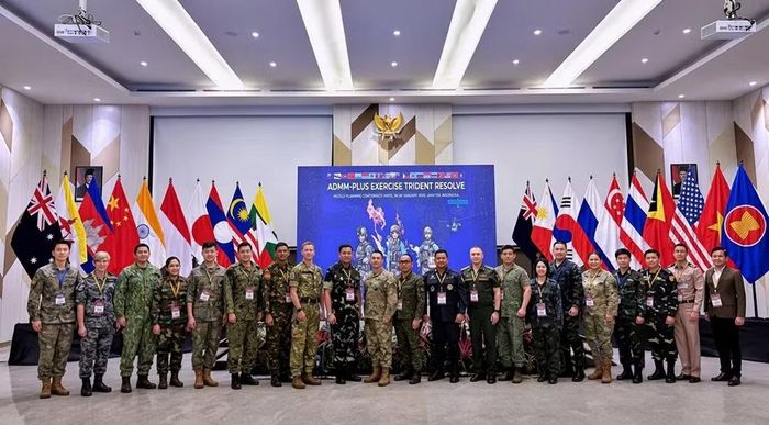 Đại diện các đoàn tham dự diễn tập chụp ảnh lưu niệm. Ảnh: Defence Pioneer