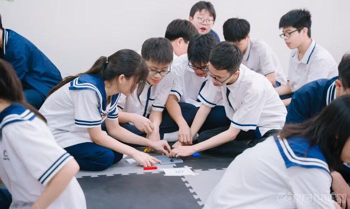 Nhà trường cần trang bị cho học sinh kỹ năng nhận diện và điều chỉnh cảm xúc, biết tạm dừng khi tức giận, suy nghĩ trước khi hành động và lựa chọn cách ứng xử phù hợp. Thông qua các tình huống thực tế, hoạt động đóng vai, thảo luận nhóm, học sinh có thể học cách bày tỏ bất đồng, lắng nghe quan điểm khác biệt, thương lượng và tìm kiếm sự trợ giúp khi cần thiết.