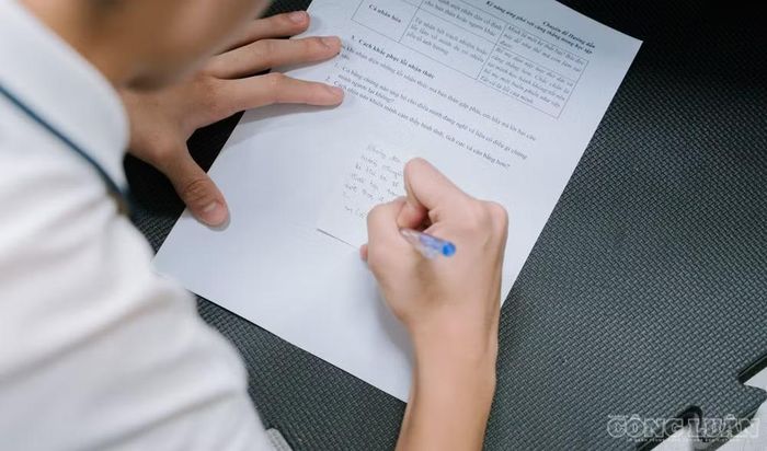 Chuyên gia lưu ý, những yếu tố này không đồng nghĩa học sinh sẽ có hành vi bạo lực. Điều quan trọng là người lớn cần tìm hiểu cụ thể từng trường hợp, thay vì vội vàng gắn nhãn học sinh là cá biệt, hung hãn hoặc có vấn đề tâm lý khi chưa có đủ căn cứ.