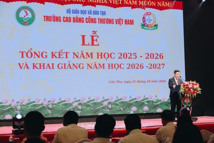 PGS.TS Nguyễn Thành Vinh, Hiệu trưởng nhà trường, đọc diễn văn khai giảng và đánh trống khai trường.
