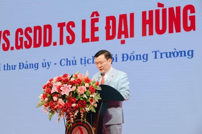 Viện sĩ, Giáo sư danh dự, TS Lê Đại Hùng, Bí thư Đảng ủy, Chủ tịch Hội đồng trường phát biểu tại buổi lễ.