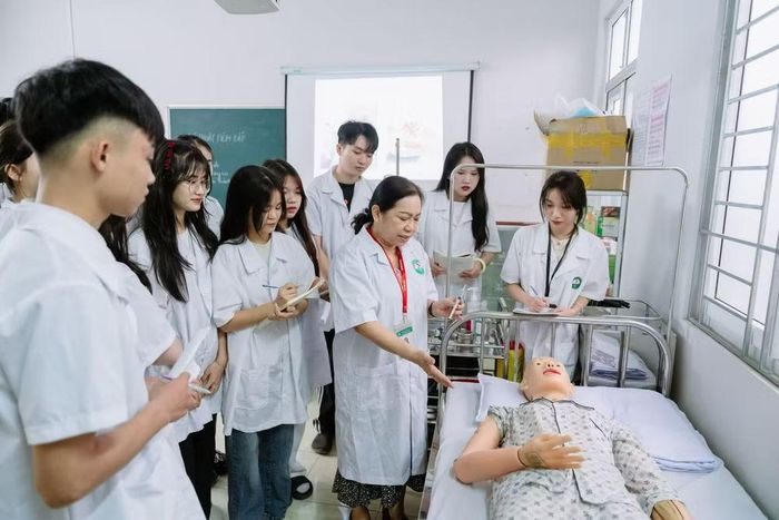Sinh viên khoa Y Dược rèn luyện kỹ năng chuyên môn thông qua thực hành trên mô hình.