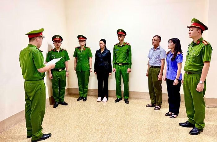 Cơ quan Cảnh sát điều tra Công an tỉnh Lào Cai ra Quyết định khởi tố bị can đối với Lê Kim Anh về tội chống người thi hành công vụ. Ảnh: Công an Lào CaI.
