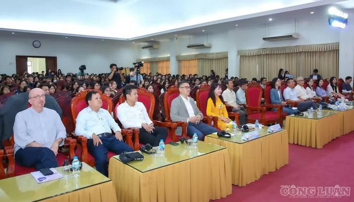 Hội thảo quy tụ các nhà khoa học, chuyên gia trong nước và quốc tế trao đổi về khoảng cách số và năng lực ứng dụng AI.