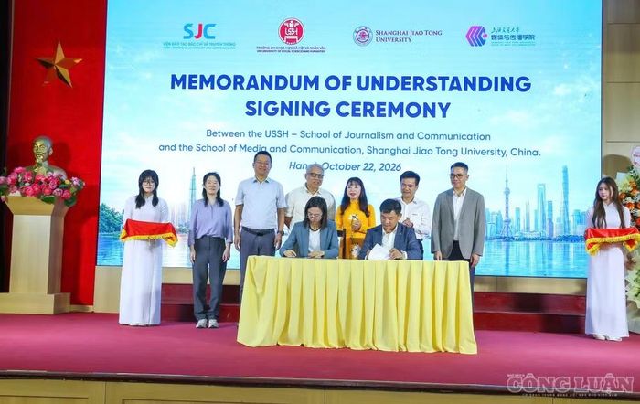 Đại diện Viện Đào tạo Báo chí và Truyền thông, Trường Đại học Khoa học Xã hội và Nhân văn, và Viện Truyền thông và Phương tiện truyền thông, Đại học Giao thông Thượng Hải, thực hiện ký kết biên bản ghi nhớ hợp tác (MOU), mở ra cơ hội thúc đẩy trao đổi học thuật và hợp tác nghiên cứu giữa hai đơn vị.