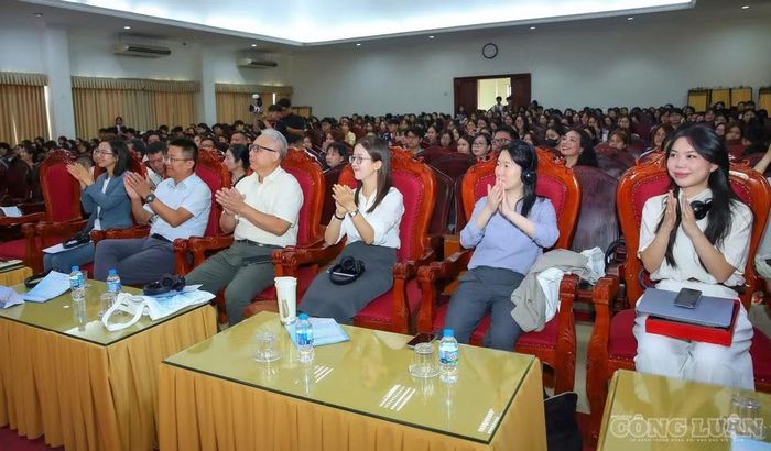 Các nhà khoa học, chuyên gia trong nước và quốc tế tham dự hội thảo, chia sẻ kết quả nghiên cứu và thảo luận những vấn đề đặt ra trong quá trình phát triển, ứng dụng trí tuệ nhân tạo.