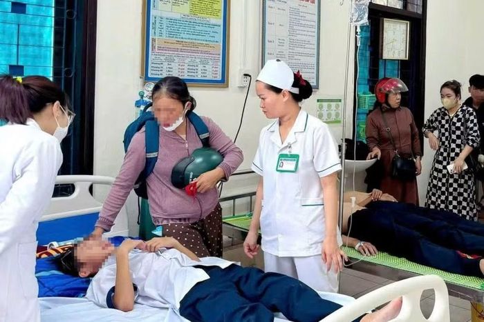 Các em học sinh bị ong đốt đang được điều trị tích cực tại Bệnh viện đa khoa khu vực Triệu Hải - Ảnh: BVĐKKVTH