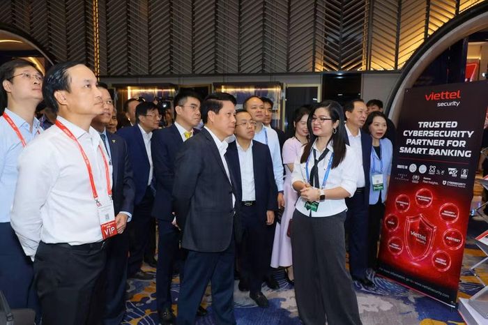Phó Thống đốc Ngân hàng Nhà nước (NHNN) Phạm Tiến Dũng tham gia các gian hàng. Ảnh: Ban Tổ chức.